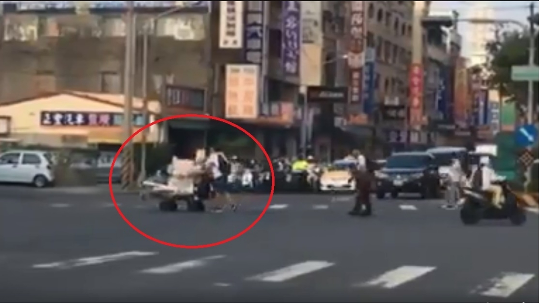 同學好棒!高中生推回收車護嬤過馬路 身影暖哭人