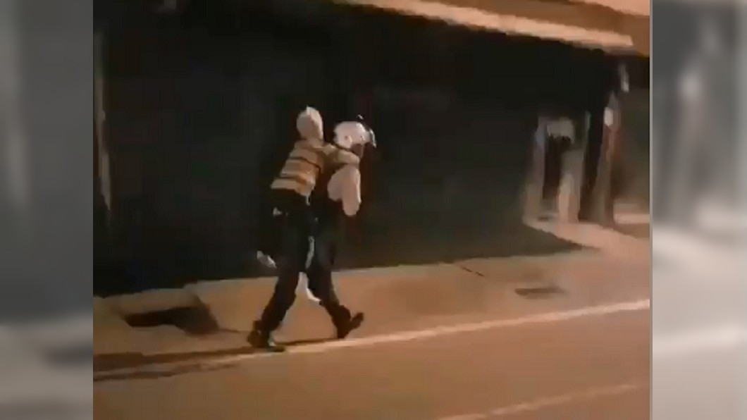 別怕我在!獨居嬤深夜迷路 暖警揹跑40公尺送回家