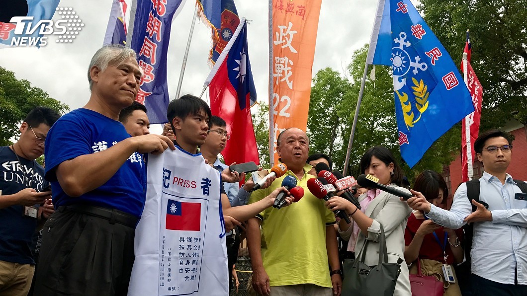立院臨時會將審軍改 八百壯士場外集結抗議