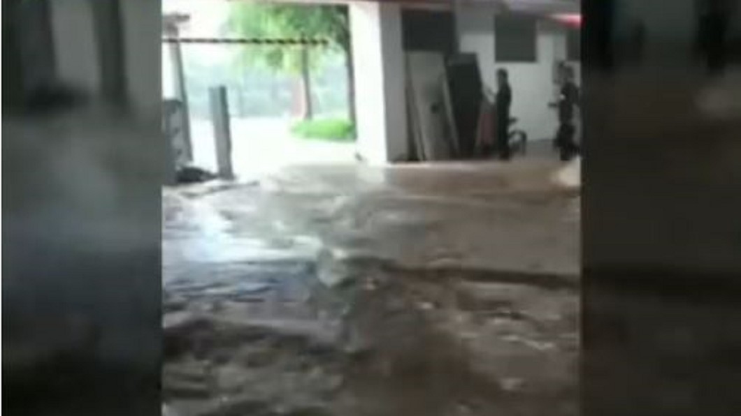 冰雹突襲!黑龍江馬路變冰河 人車無處躲