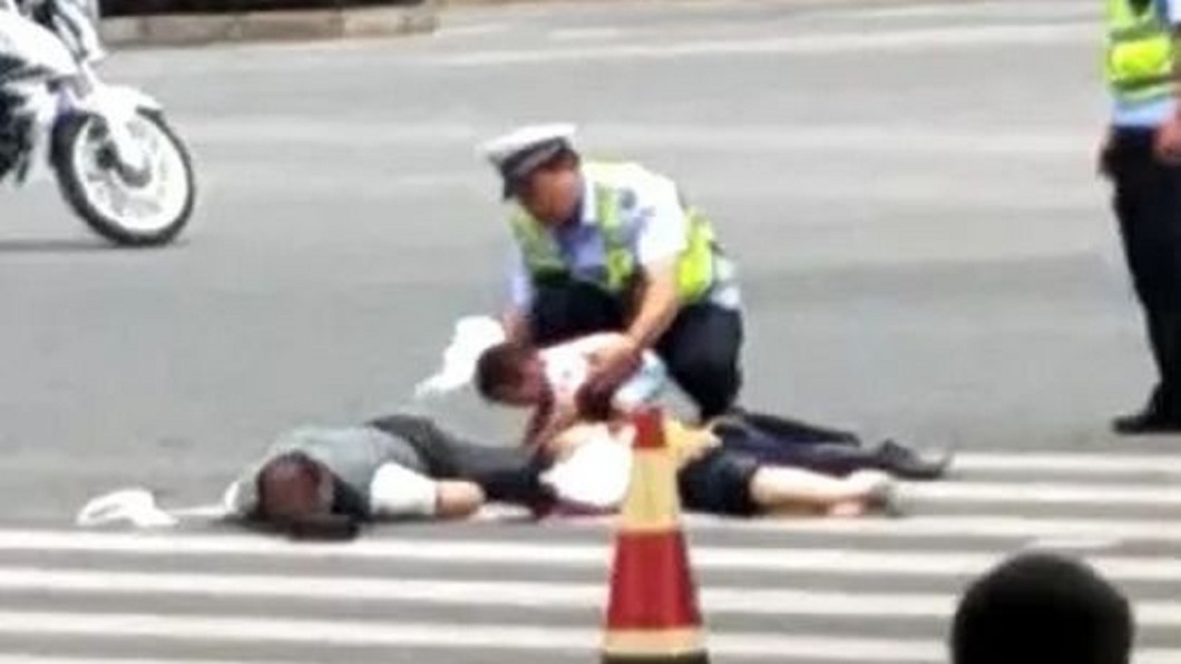 鼻酸!父母遭貨車輾斃 2歲兒趴屍哭喊:起來