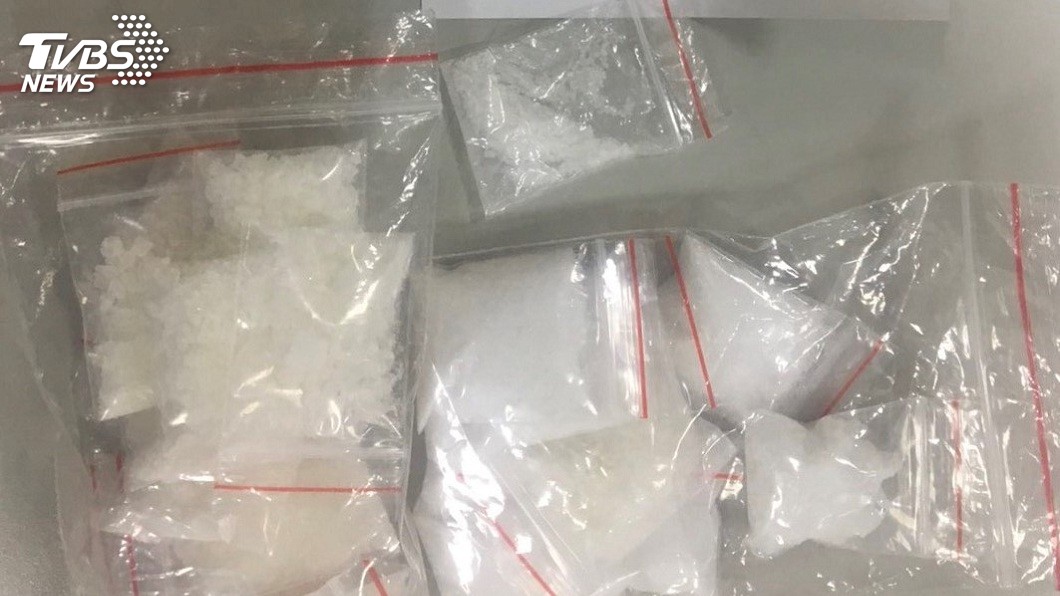 張女把這些K他命當成胸墊，原本C罩杯的身材瞬間消風一個罩杯。(圖／TVBS)