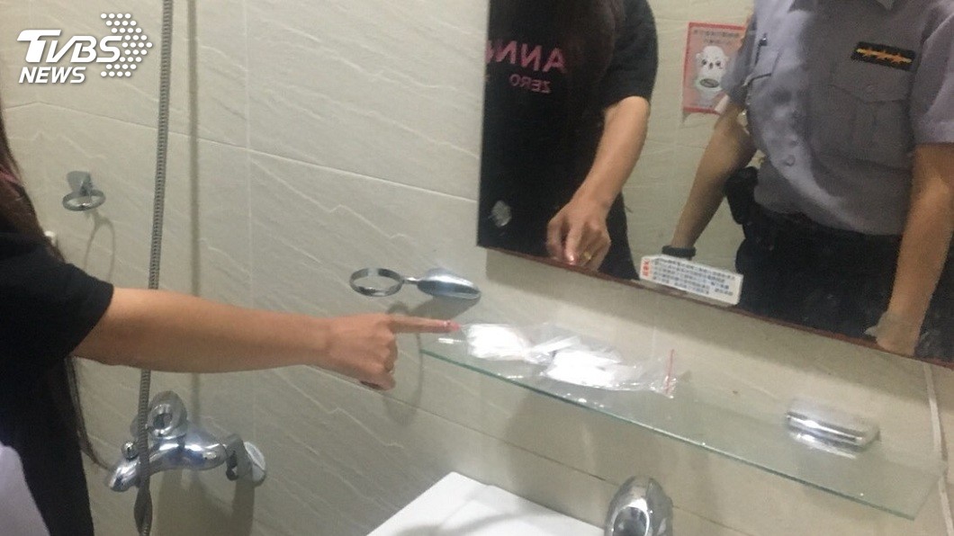 女警發現張女的內衣異常隆起，帶去檢查後發現竟藏有2大包的K他命。(圖／TVBS)