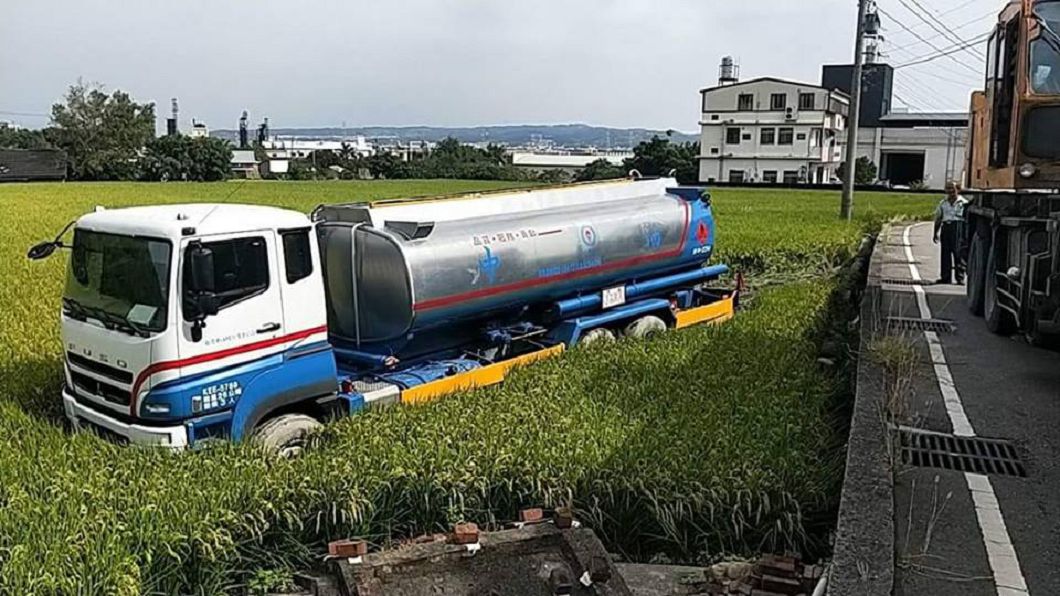 油罐車「閃狗」衝入田？後方駕駛狠打中油臉