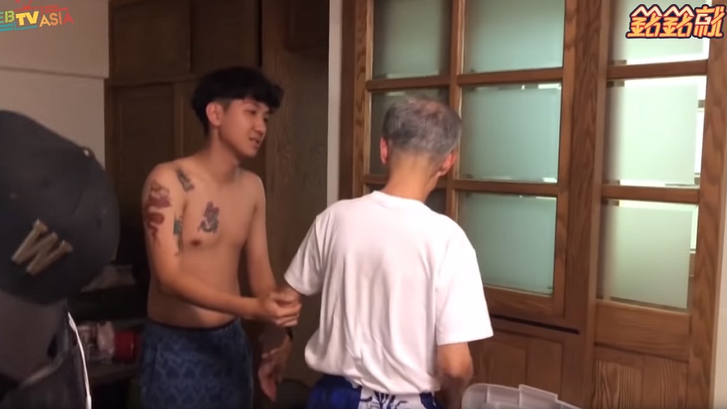 孫子在胸膛與手臂貼上數個紋身圖，爺爺見狀立刻轉身走人。／臉書「銘銘就 MMG」提供