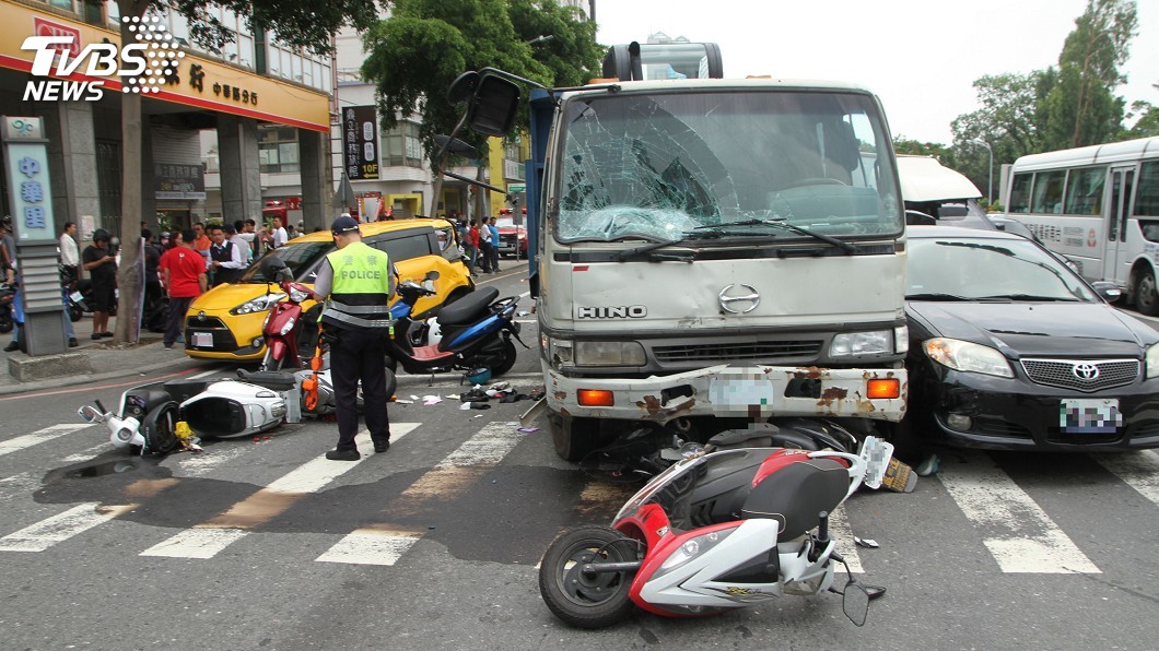 疑煞車失靈 貨車連撞十多輛汽機車