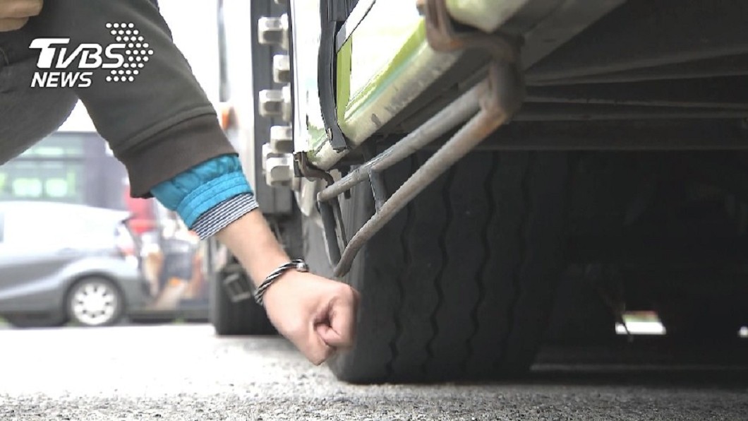 機車族禁區! 大型車內輪差成視覺死角