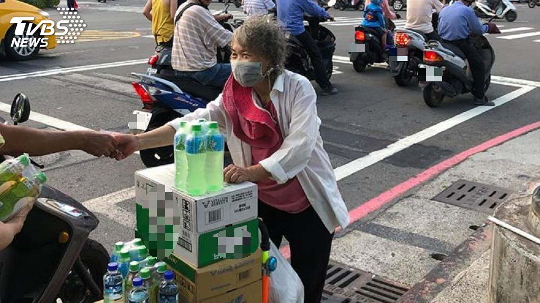 夫兒車禍…白髮嬤路邊賣飲料養家 白飯配醬瓜果腹
