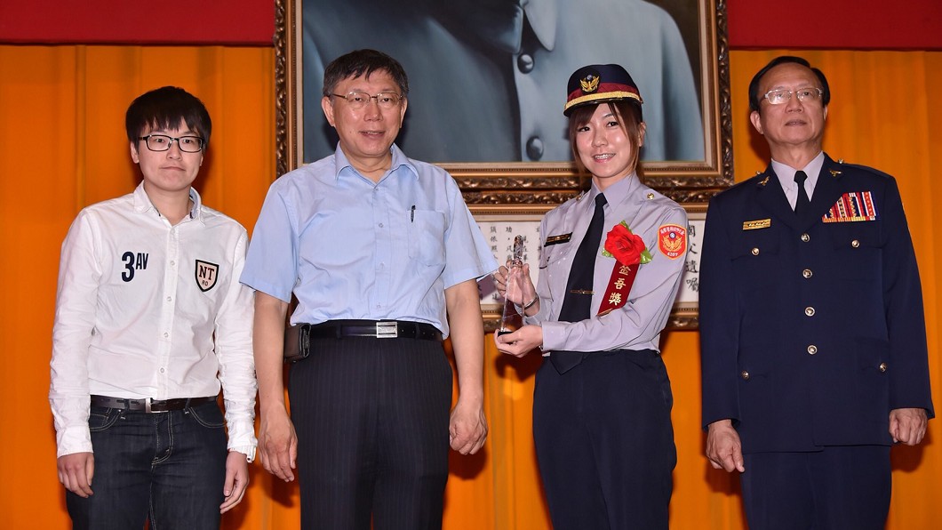 表揚金吾獎 柯文哲感謝警察家眷