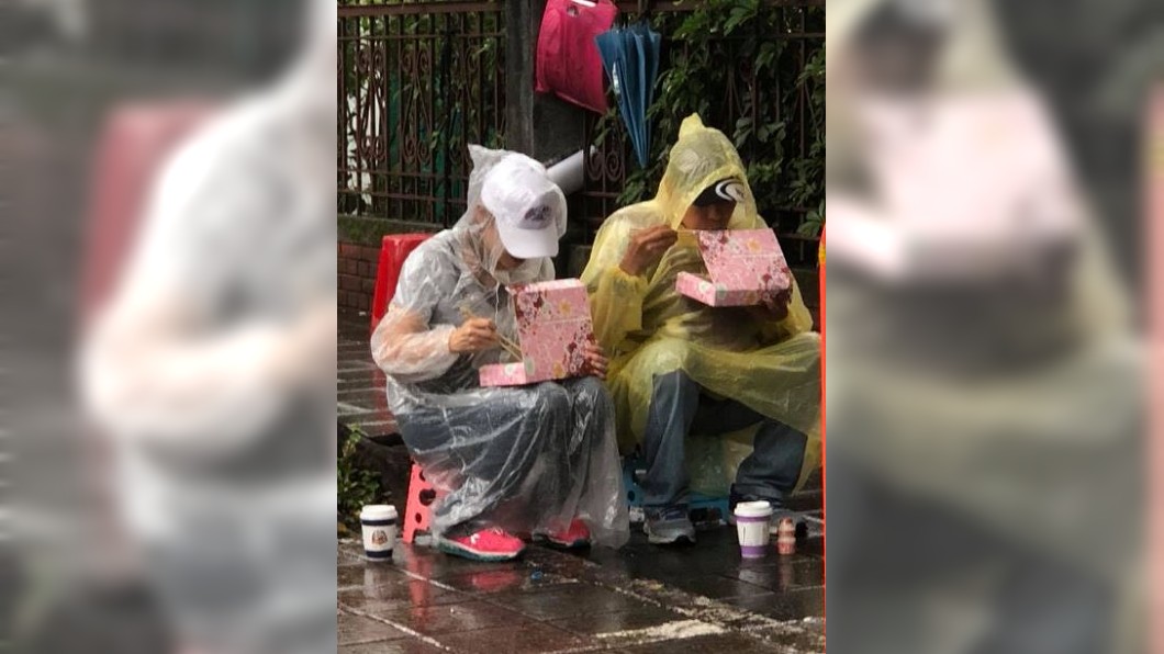 陳抗夫妻淋雨啃便當!退軍含淚打氣 網酸:1餐吃235