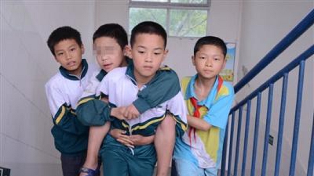 超暖!小五童腦麻無法走 同學每天背還在旁護衛