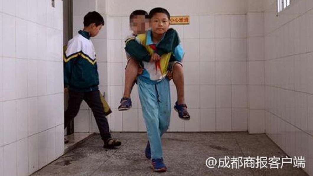 除了上下樓之外,同學們還背他去廁所,甚至偶爾還會背他回家。(圖/翻攝自網易新聞)