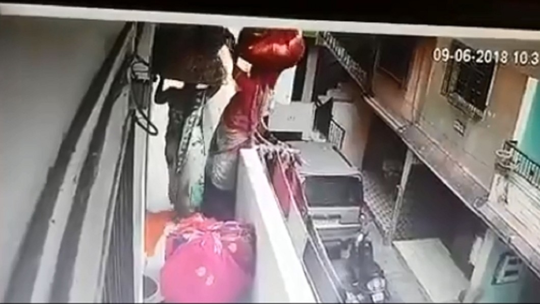 頭頂整包衣物走廊閃同事　下一秒倒栽蔥墜樓慘死