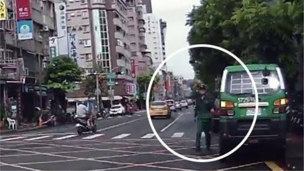 心疼!郵差淋雨濕透仍盡職送信 目擊者:他要忍整天…