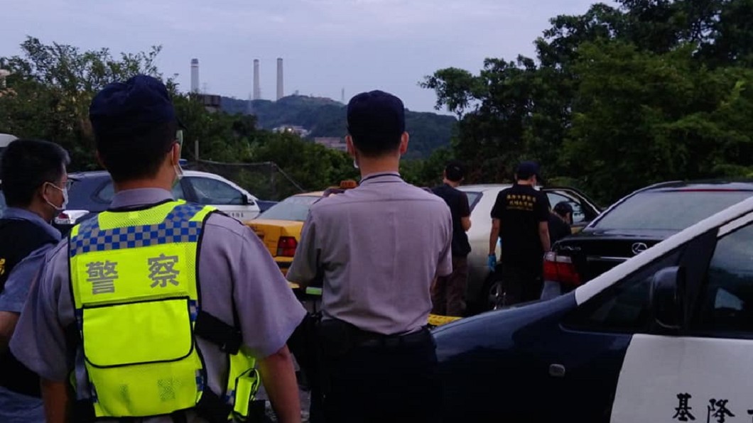 警方獲報後趕赴現場處理,但目前男子死因不明,仍須進一步調查釐清。圖/翻攝自楊石城臉書