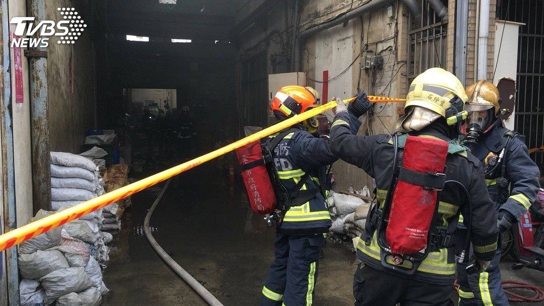 台中市太平區一處鐵工廠中午發生火警，警消人員獲報前往現場滅火。(圖／台中市消防局提供)