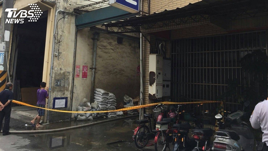 警消清理火場時,發現一具男性焦屍。(圖/台中市消防局提供)