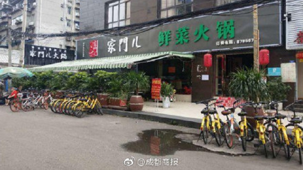 火鍋店老闆表示,他們推出辦會員卡免費吃1個月活動。(圖/翻攝自成都商報微博)