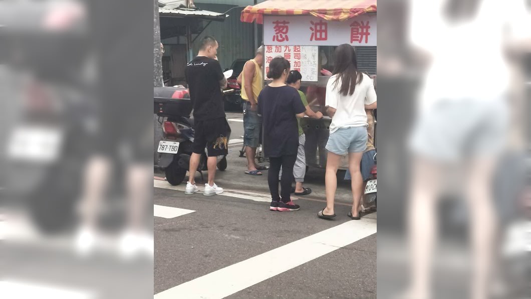 本土天團「玖壹壹」團長春風,也被目擊在現場排隊買蔥油餅。圖/翻攝自「四寶媽蔥油餅」臉書粉絲團