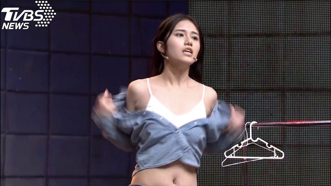 《我要當女一》學員張俐晴為戲脫上衣。(圖/TVBS)