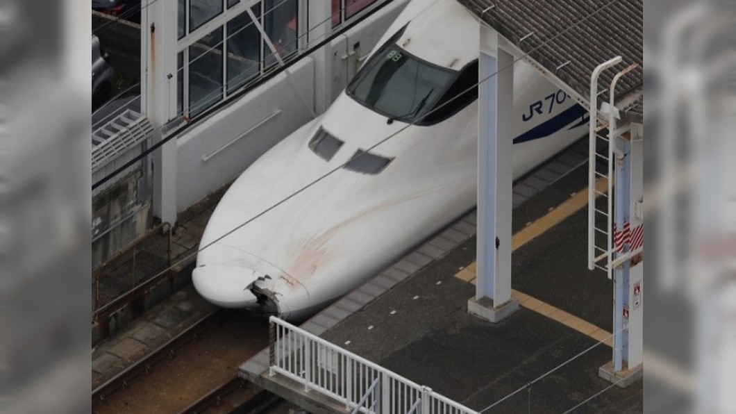 日本新幹線撞死人 車頭嚴重損毀、留血痕