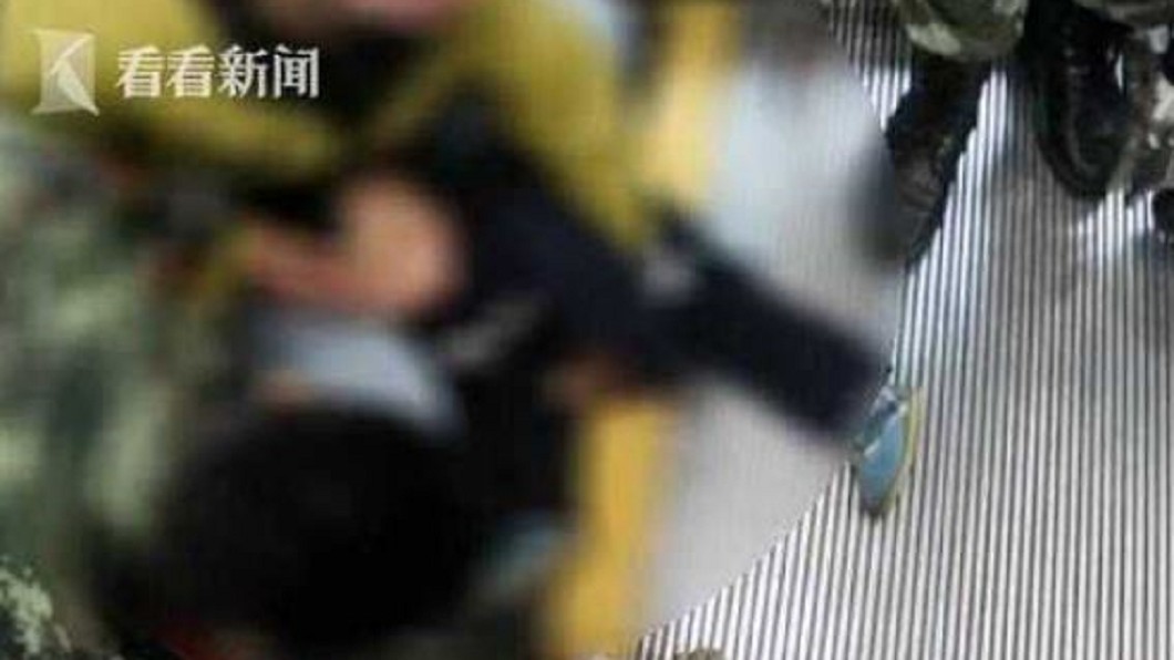 穿開襠褲逛超市！男童跌倒「下體卡扶梯」　整塊皮扯掉