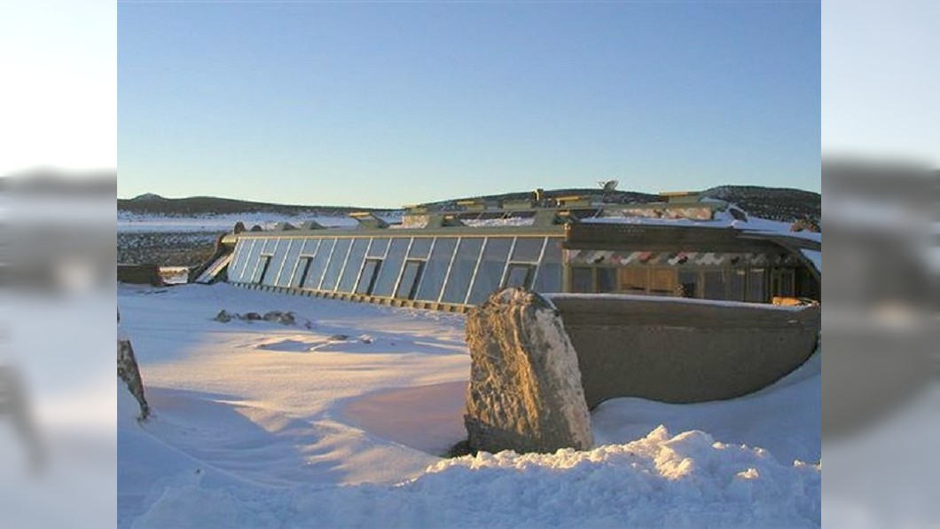 荒原矗立怪建築 地球船水電自給自足