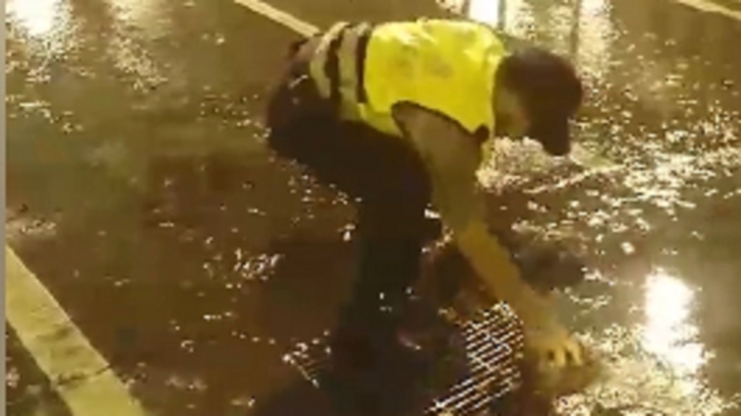 警察辛苦了!雨夜徒手清落葉 確保排水暢通