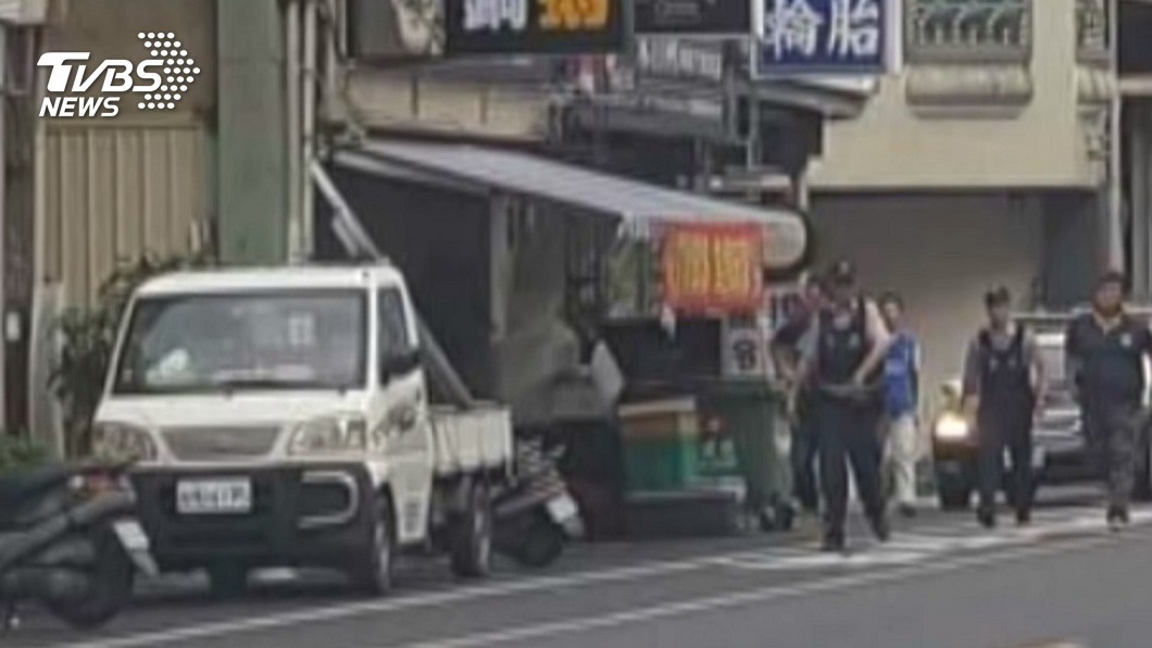 快訊/盤查遇通緝犯遭搶槍 嫌躲民宅與警對峙