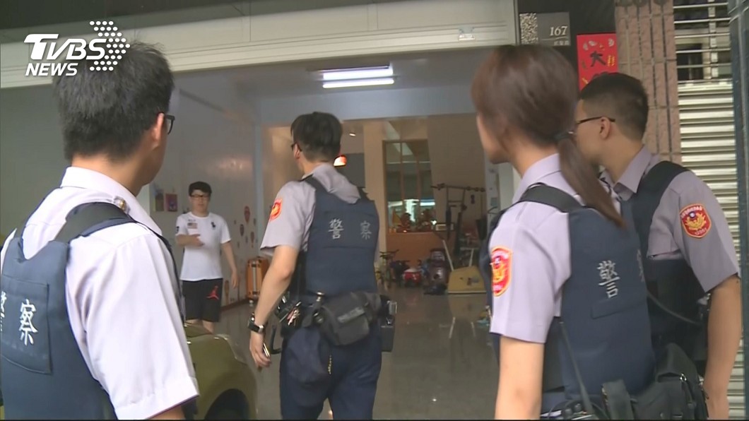 警方在封鎖該路段3小時候查無嫌犯蹤影,隨即解除封路並往其他可能藏匿點搜索。(圖/TVBS)