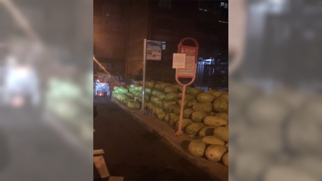 網友在臉書表示,人行道上出現一整排堆滿滿的大西瓜,連公車站牌都被佔據了。圖/翻攝臉書