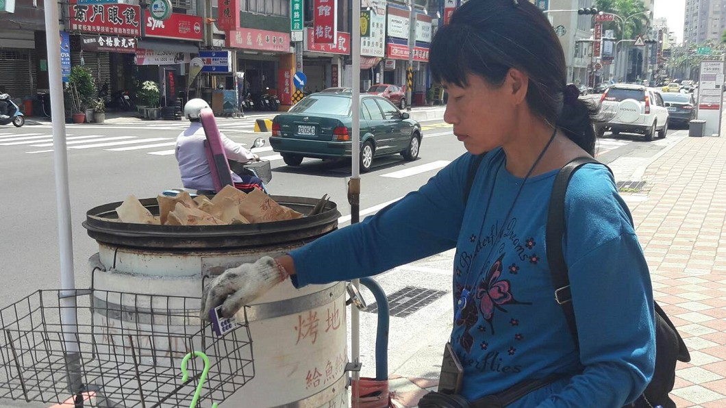失婚憂鬱又遭職場霸凌　她路邊賣地瓜求生救年邁父母