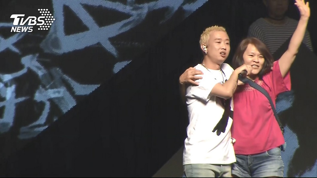 56歲粉絲朝聖GAI演唱會 上台合唱秀RAP