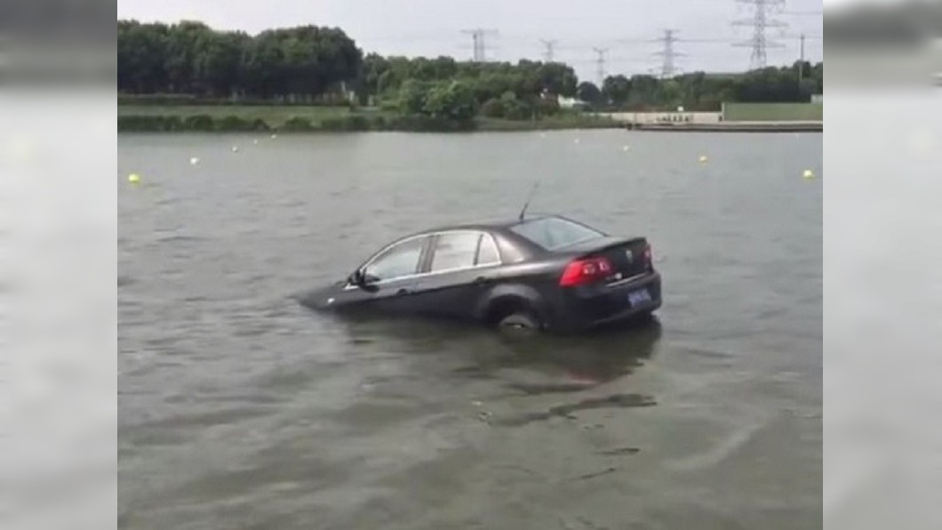 還在丟粽子?這駕駛「丟汽車入水」護屈原