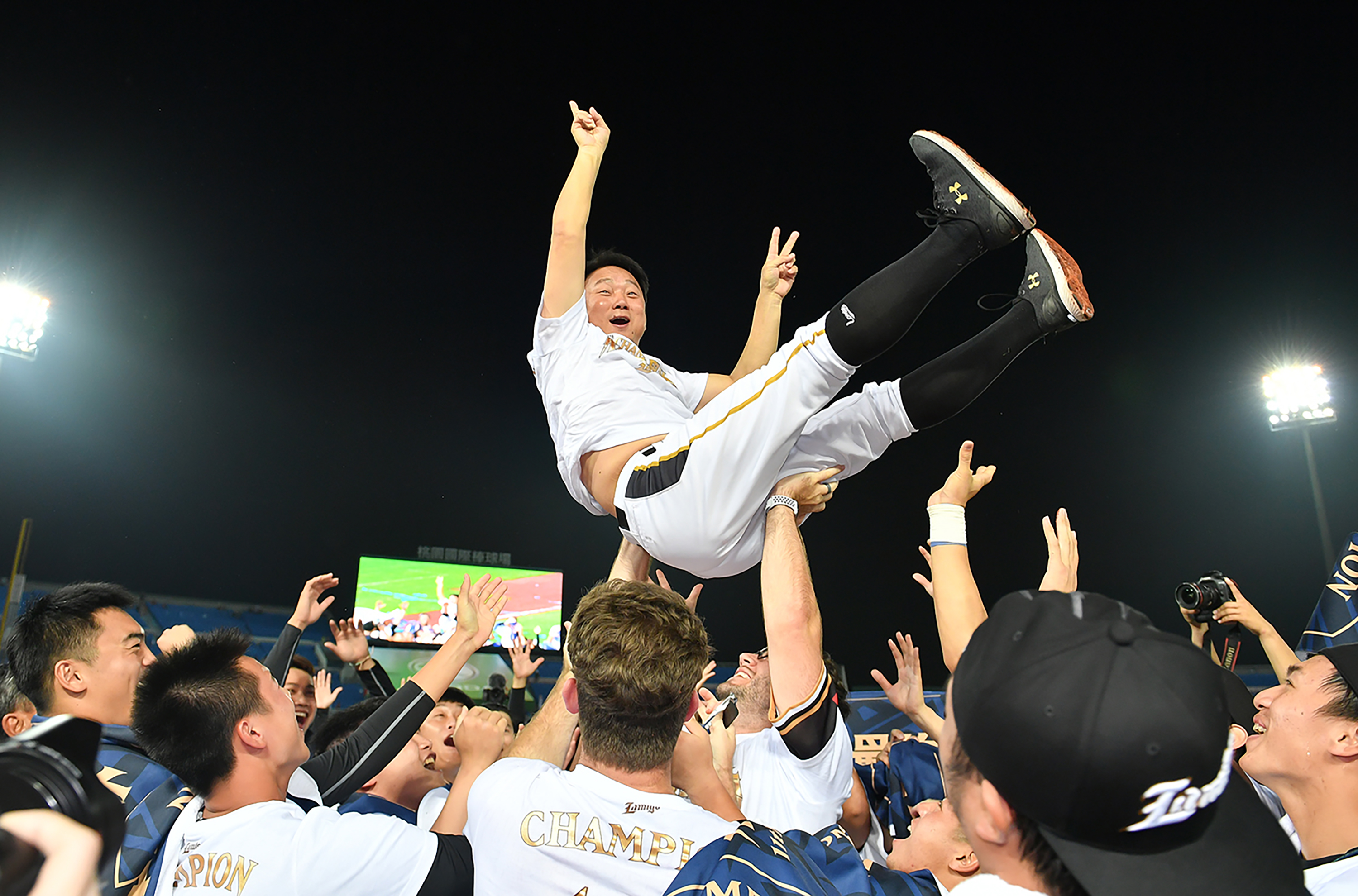 桃猿狂掃18安 洪一中收下執教800勝