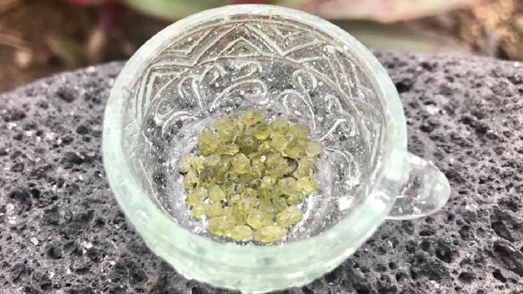 當地不少民眾撿到綠色的橄欖石。(圖/翻攝自推特)