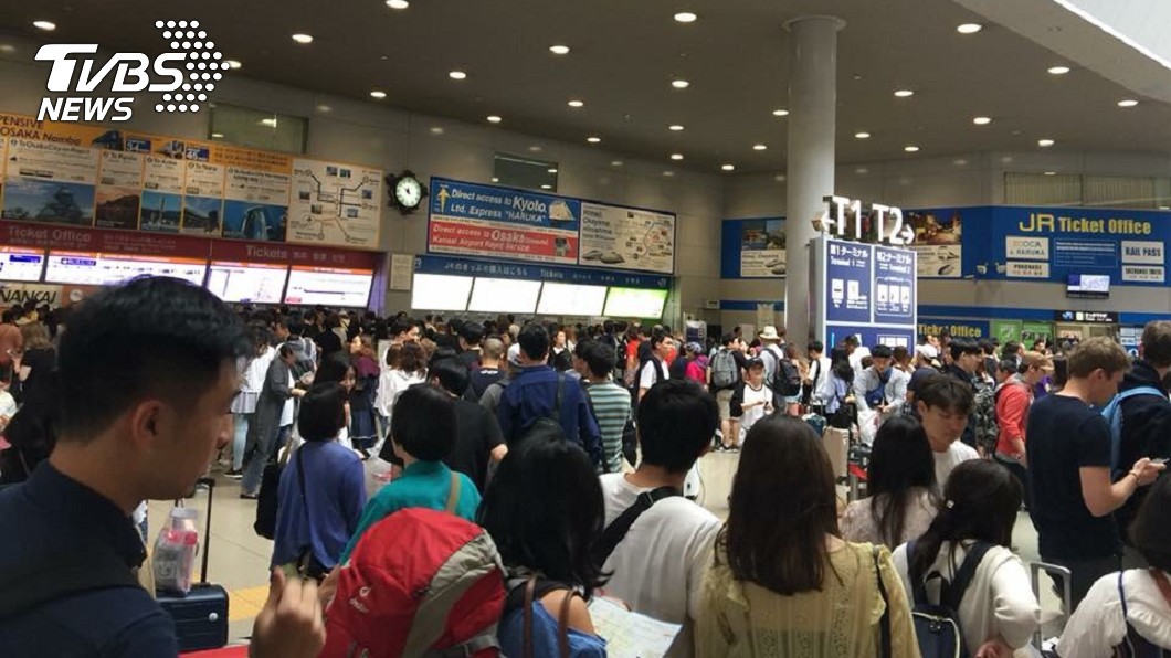 現場人山人海,各國旅客皆在等待機場人員指示。圖/蕭小姐提供