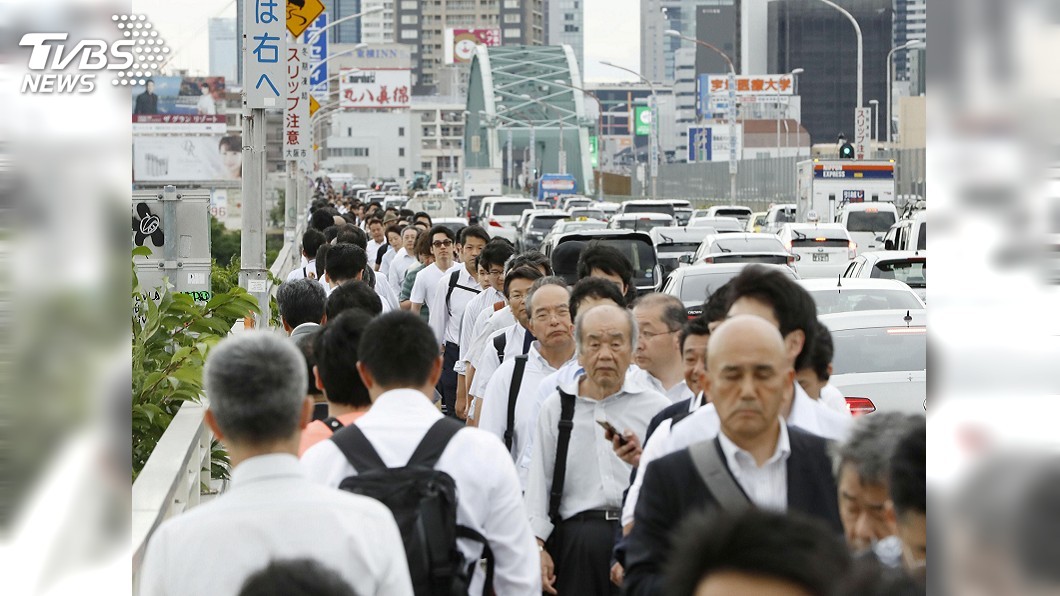 大阪強震列車停駛 民眾轉乘排隊等候