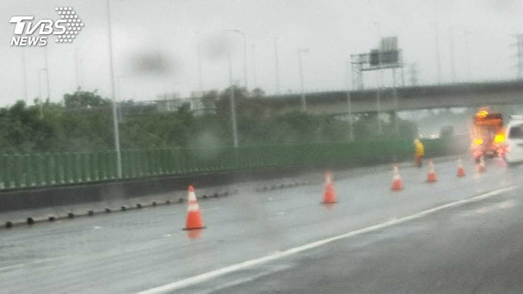 水溝阻塞遇大雨　二高官田段一度積水