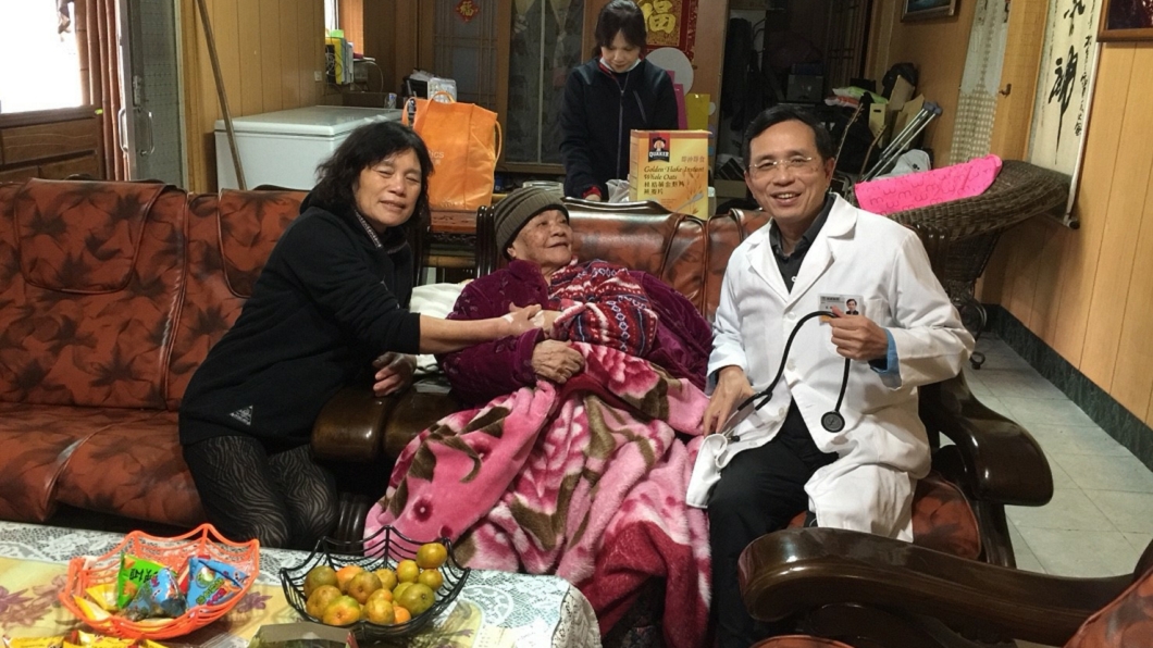 呂紹達醫師定期上山看診。圖/呂紹達提供