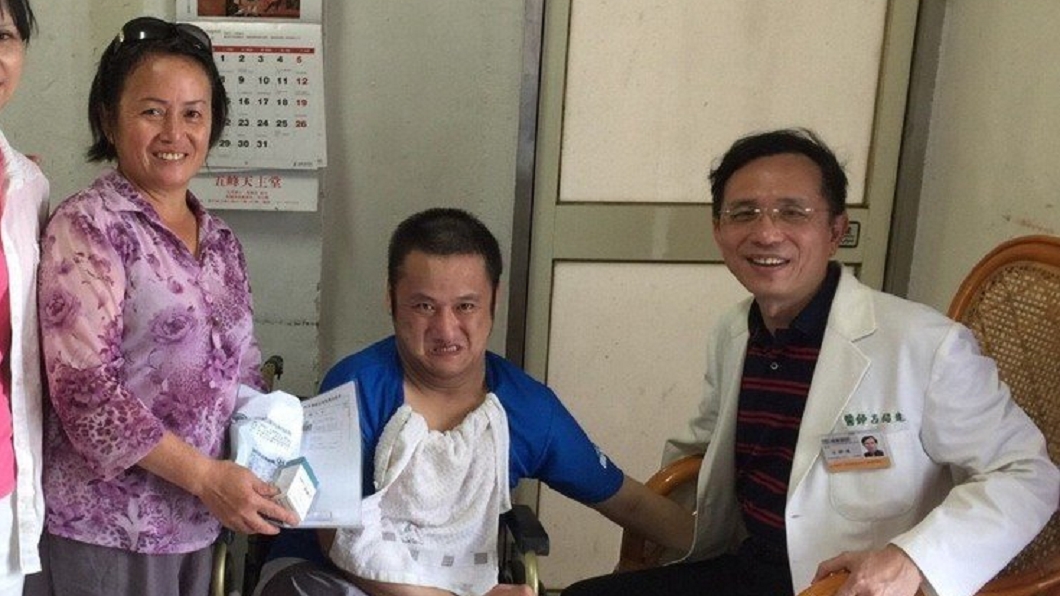 母揹不動腦麻兒求診 熱血仁醫霸氣回:沒關係,我去