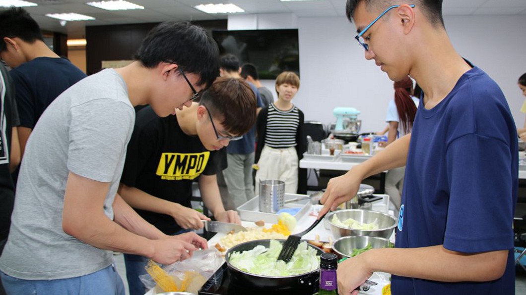 體驗長者飲食需求 陽明期末考下廚