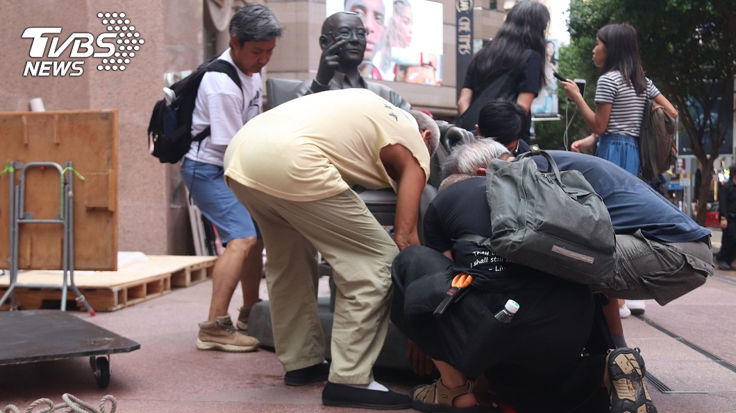 劉曉波銅像搬移 泛民派嘆香港容不下劉曉波