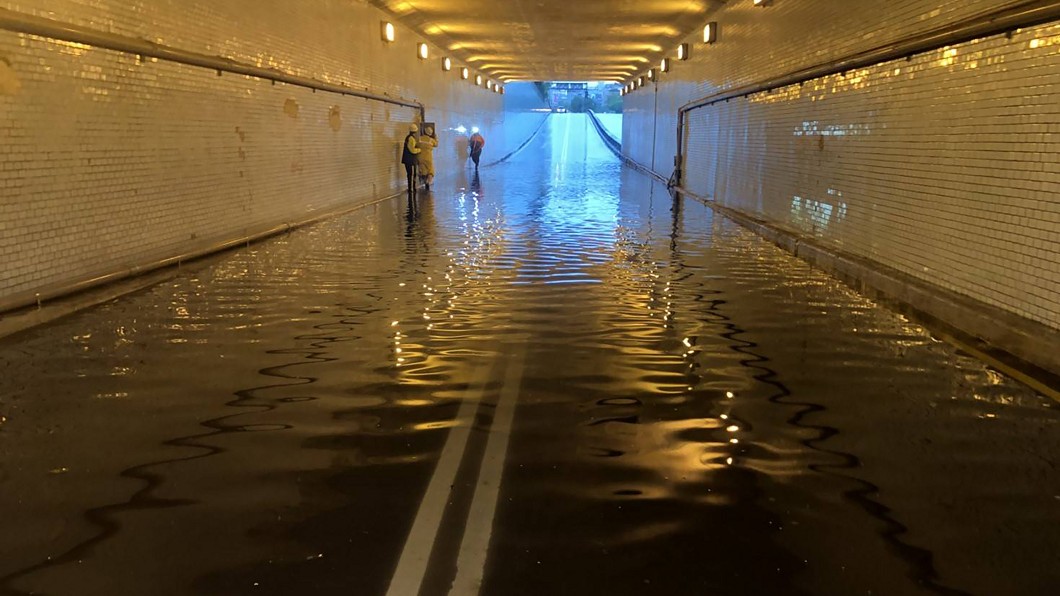 持續降雨排水不及 高雄市積水左營地下道封閉