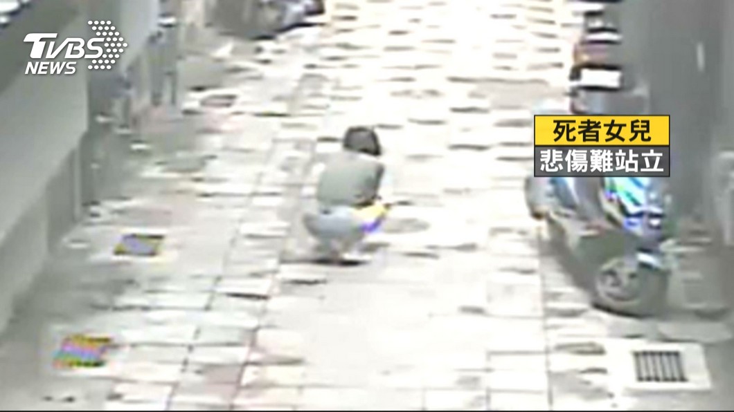 小女兒發現母親身中多刀,蹲地痛哭讓人不忍。圖/TVBS資料畫面