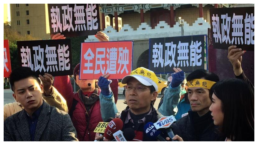 軍公教年金改革引發全台抗爭，行政院政務委員林萬億表示，國家潛藏八、九兆債務，年改就可以省下一兆四千億！ 圖／中央社