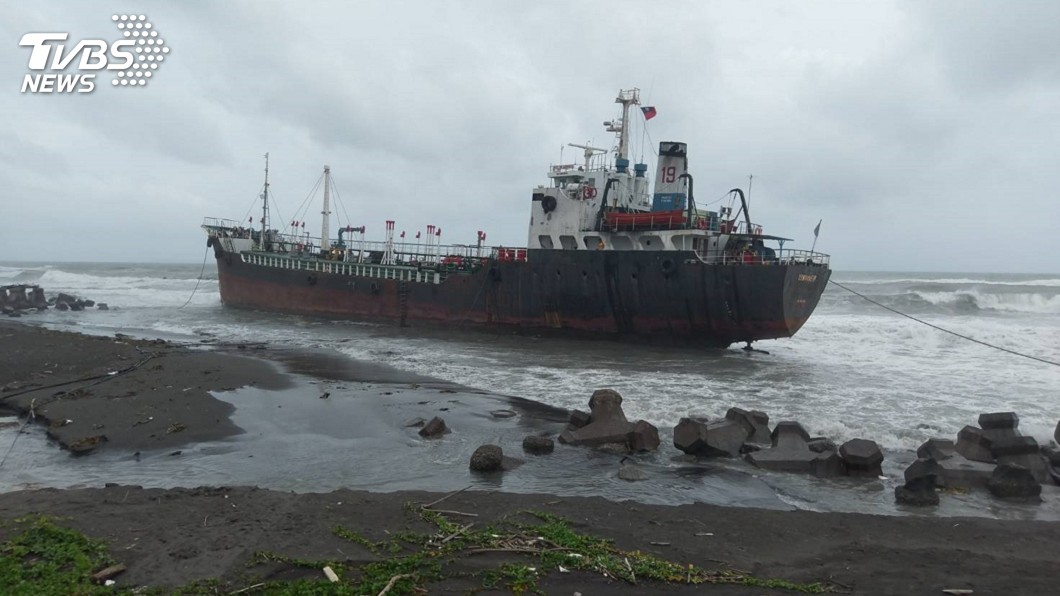 冒雨趕工 兩擱淺高雄外海油輪存油抽完