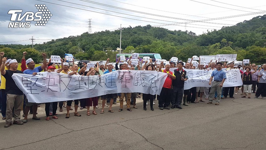 業者擬蓋葬儀社 苗栗市民拉布條抗議