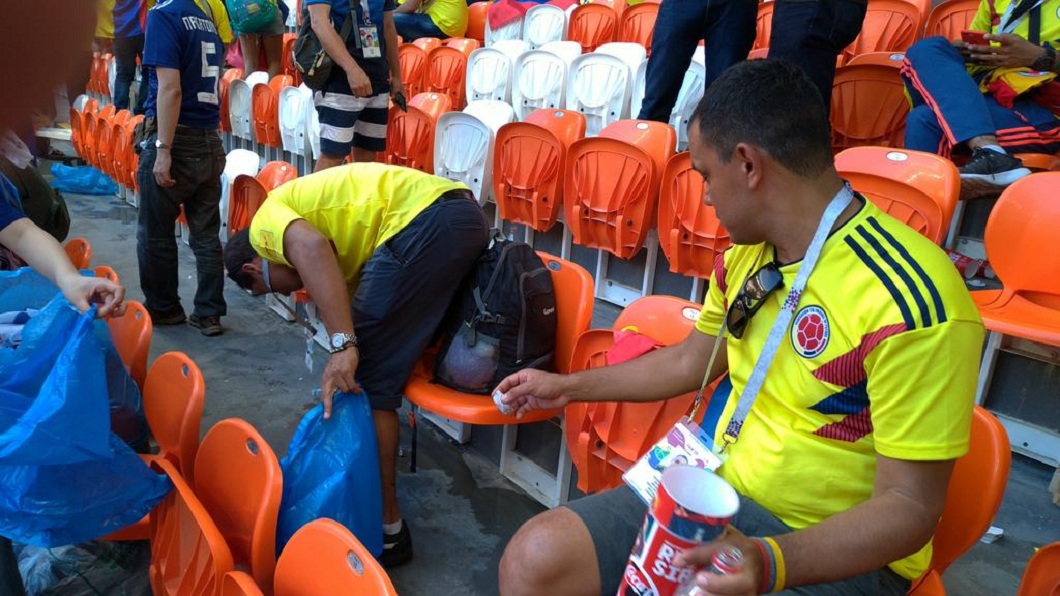 日本球迷的貼心舉動,也感動了在場的哥倫比亞球迷。(圖/翻攝自推特)