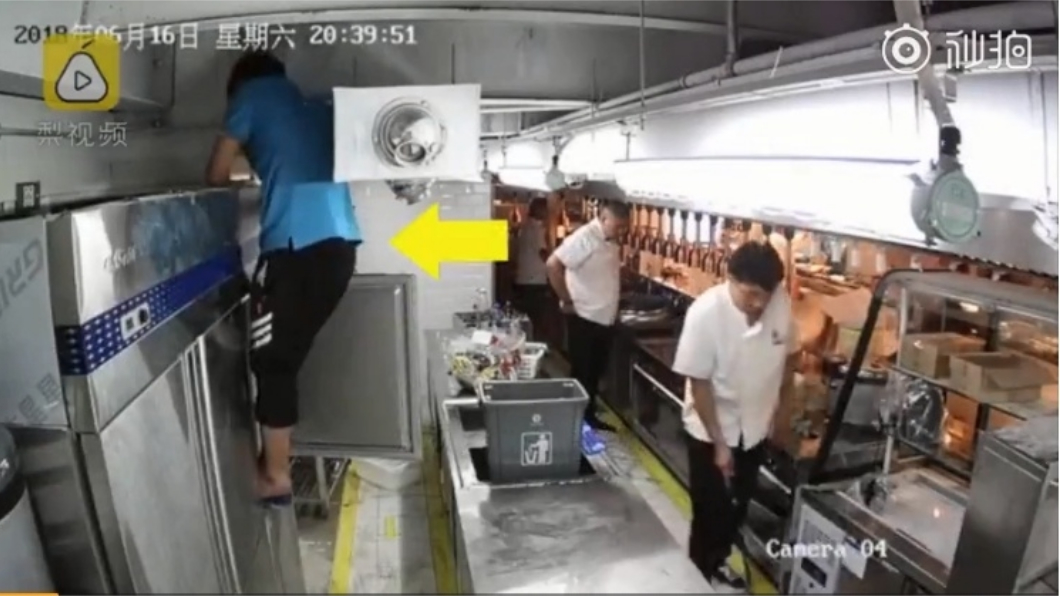 恐怖！工人誤觸電源　屍掛通風管25秒沒人發現